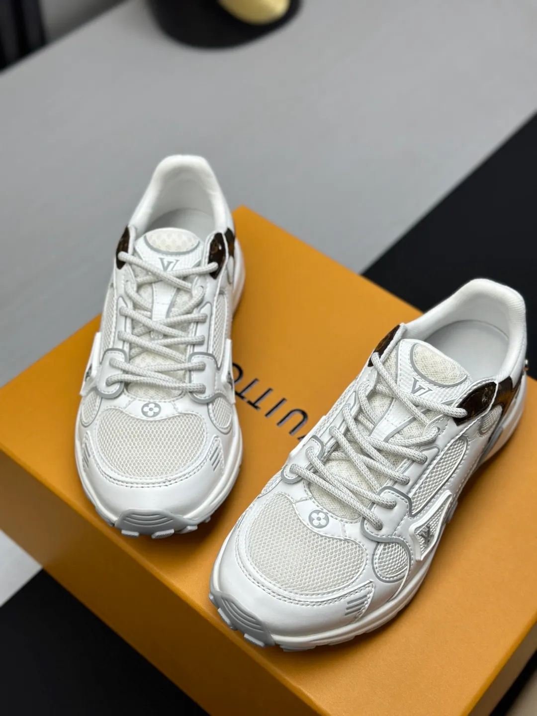Factory price: 660💰Top version LV-Louis Vuitton-classic catwalk new style original 1:1 developed replica! ! The upper foot is very comfortable. It is made of luxurious materials and fine workmanship. The midsole is printed with English letters "Made in Europe". The upper is made of calfskin imported from Italy. The side is decorated with the brand's LOGO and signature. The latest latex foot pads and mesh lining make the foot feel super comfortable. The original two-color TPU combination outsole is specially provided by the original factory. Bag technology Goodyear stitched edges Fabric: Exclusive custom first-layer cowhide Accessories: Exclusive private model Vuitton logo, lining: Customized silk mesh lining - first-layer silk cowhide lining Outsole: TPU combination outsole wear-resistant, non-slip and anti-yellowing Foot pads: new latex pads-mesh sweat-absorbent Counter technology: fully computerized sewing machine wire drawing Toe box back cover Hot and cold shaping Full set of pull-top last with medium and low logo pattern Counter packaging - Shoelaces, certificates, cards, instructions, certificates of quality, dust bags, the most comprehensive packaging on the entire network, women's models 35-39, men's models 38-46 (38/46 customized, non-refundable!